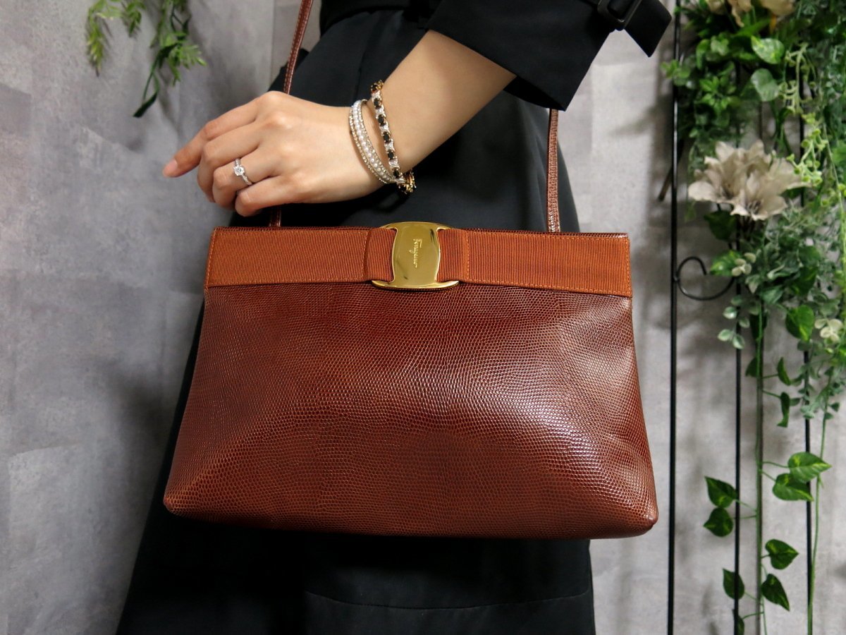 美品○Salvatore Ferragamo フェラガモ○ヴァラ○リザード 型押し 