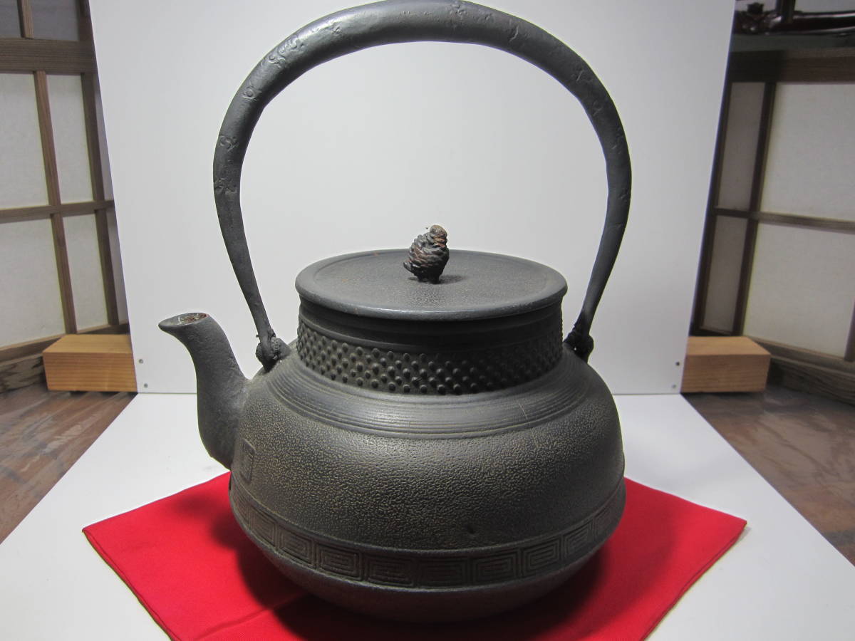 頑固》南部 名人釜師［佐藤徳秀］ 作 花鳥図 硬鉄 （砂鉄含有）鉄瓶