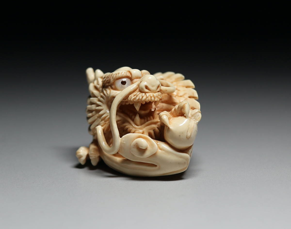 獅子』木彫り根付在銘宗吉(提げ物 /緒締め /帯留め /Netsuke) 獅子』木彫り根付在銘宗吉(提げ物 /緒締め /帯留め /Netsuke)