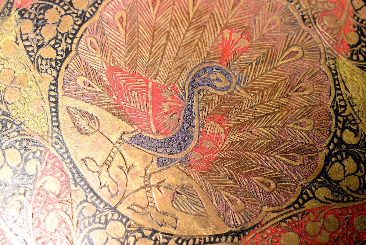 孔雀デザインの装飾皿　インド　india 大理石　金細工　美術　芸術　伝統工芸 真鍮 孔雀絵皿 インド雑貨 彫刻絵皿 飾り皿/ 象置物】検:金属工芸 線刻