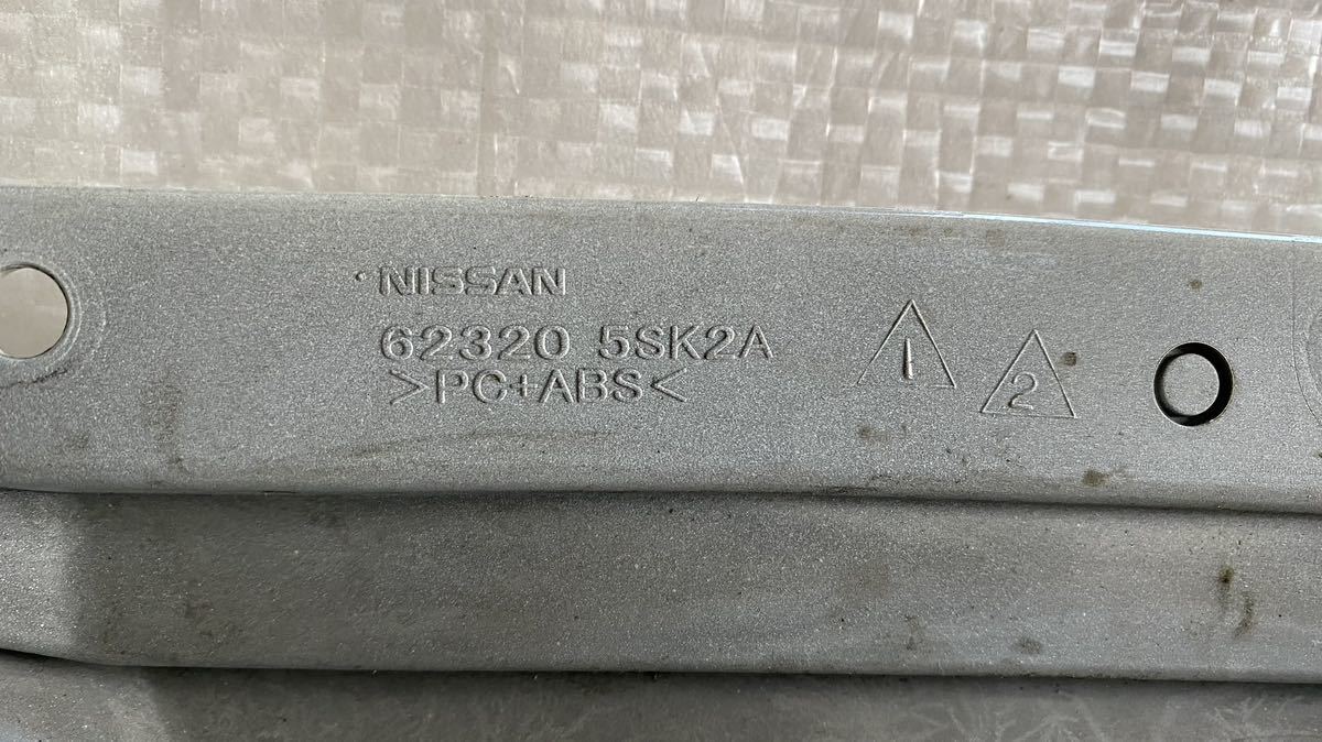 中古品】リーフ ZE1 フロント チャージポートカバー 62320 5SK2A