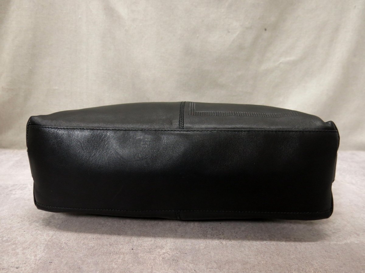 ○超美品○GIVENCHY ジバンシィ○ロゴ型押し○カーフ レザー 本革 