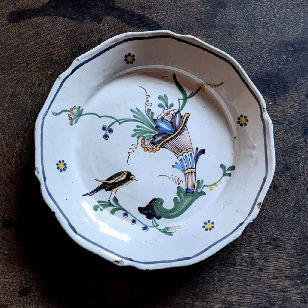 【本日限定価格】フランス 木の実の青い絵付け皿 フリルリム ヌヴェール窯 ヌヴェール 絵皿 山羊角 花鳥文 フランス 18世紀(1700年 - 1800年