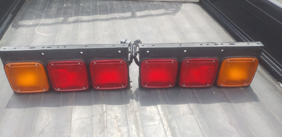 三菱ふそうスーパーグレート用 テールランプ 新車外し ふそう スーパー