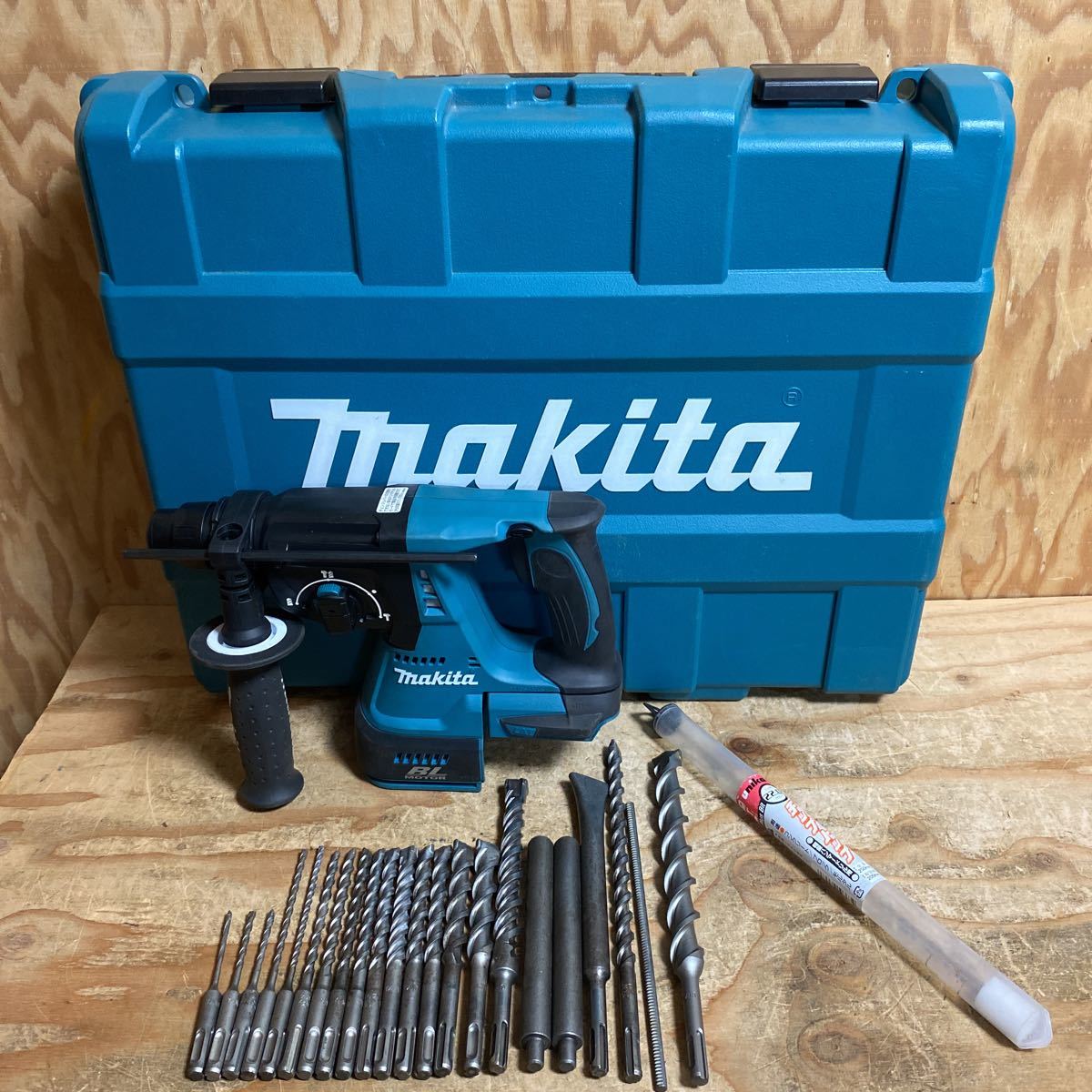 makita マキタ 18V 24mm 充電式ハンマドリル HR244DZK SDSプラスシャンク 本体+ケース+ビット多数付き 中古品☆郵