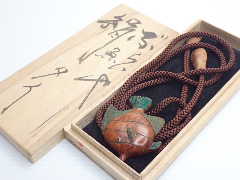 Q929　ループタイ　木製彫刻　魚　デザイン　絹紐　紐長さ51cm　　