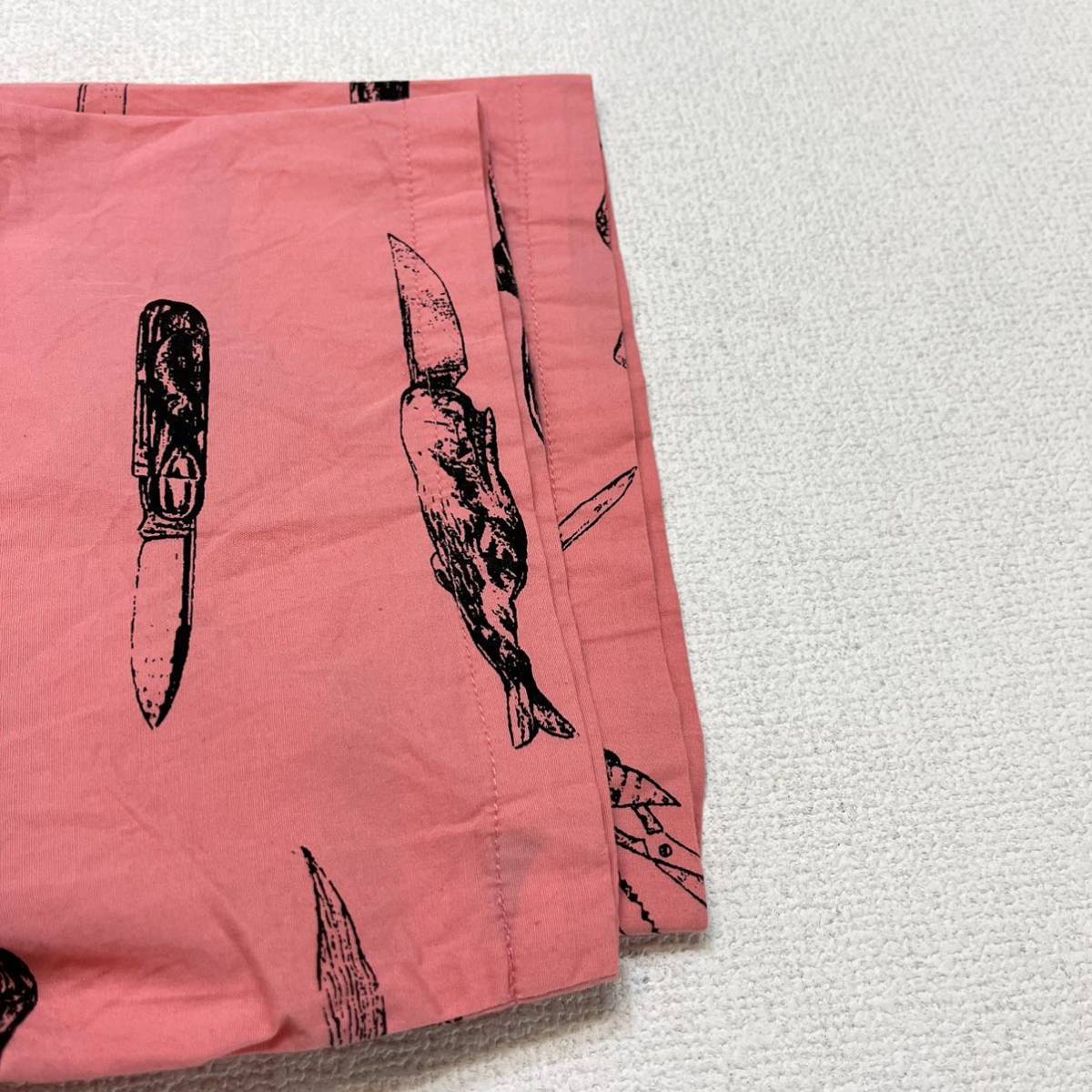 995) 美品 DESCENDANT ナイフ 柄 S/S SHIRT 2 M ピンク ディセンダント