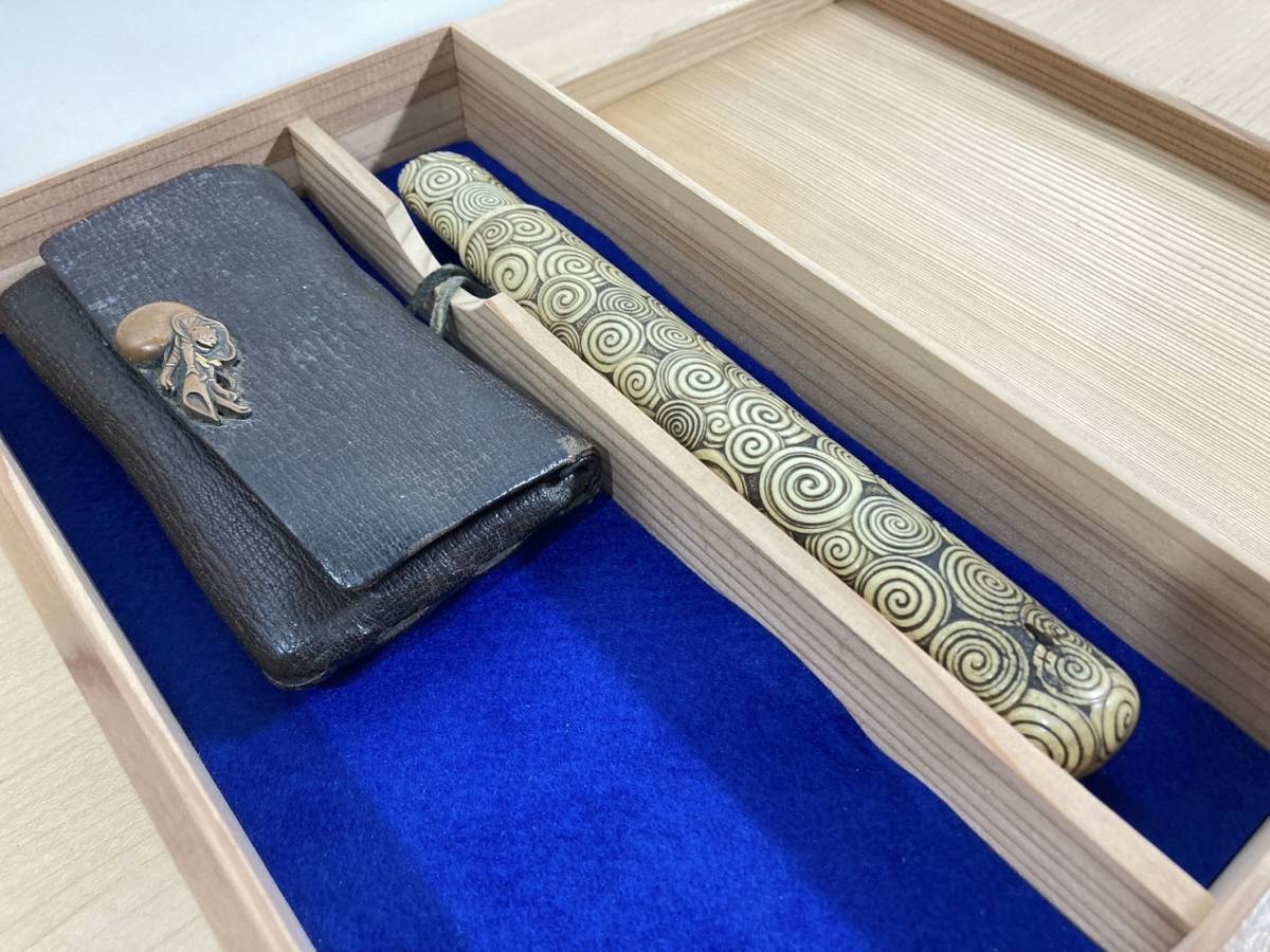 煙草入れ／前金具／雲龍図／在銘あり 煙草入 D5686-1 [臥牛図前金具 正豊銘 裏座 富士山彫] [雲龍 時代