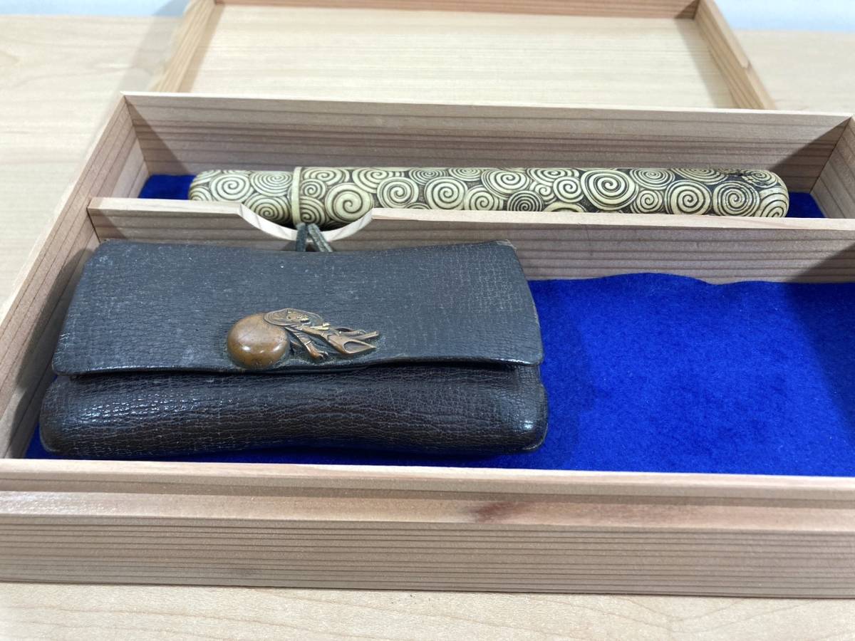煙草入 D5686-1 [臥牛図前金具 正豊銘 裏座 富士山彫] [雲龍 時代