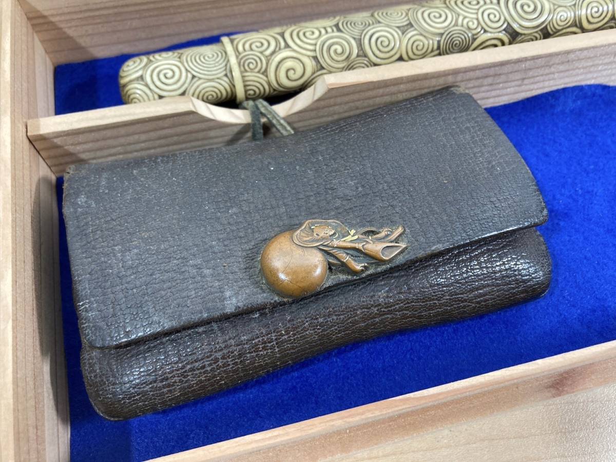煙草入 D5686-1 [臥牛図前金具 正豊銘 裏座 富士山彫] [雲龍 時代