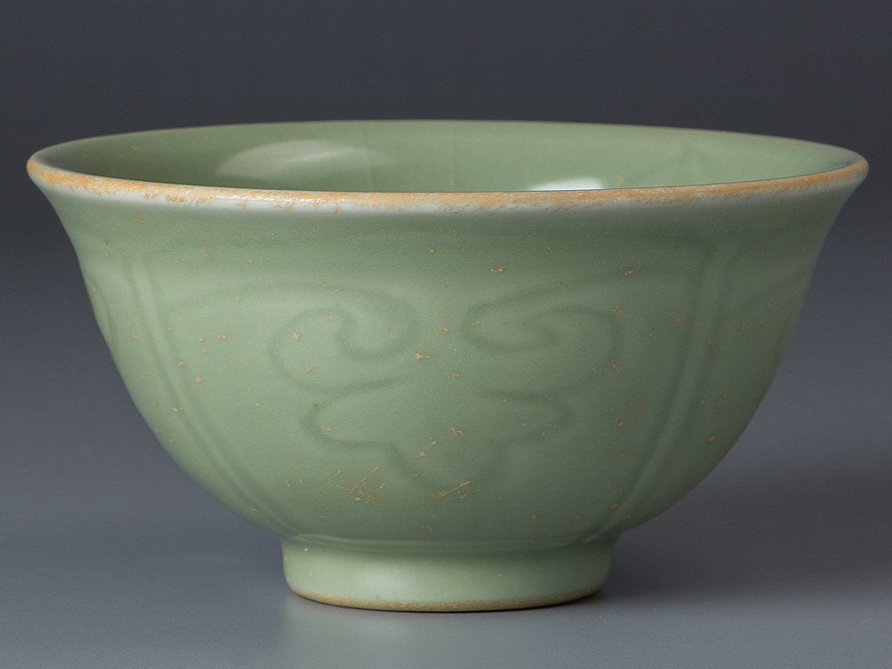 明時代 GA176 龍泉窯青釉暗刻花卉博古紋碗・天竜寺青磁 元代–明代