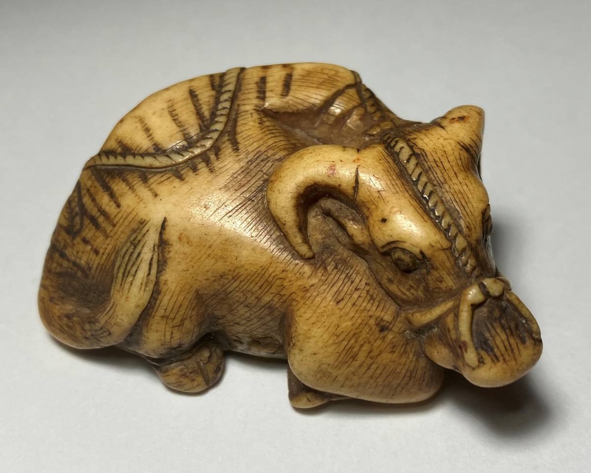 提げ物 彫漆花蜻蛉文緒締玉 寝 木彫 提物印籠根付彫刻煙草入 緒締 天然