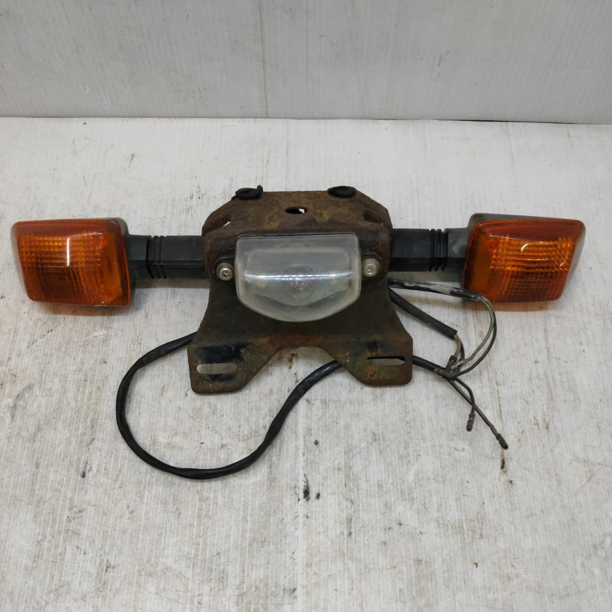 【0530-15】スズキ GSX-R400 ？1100？　リアウインカー　リアウインカーステー　ナンバー灯　ナンバープレートブラケット　ホルダー　