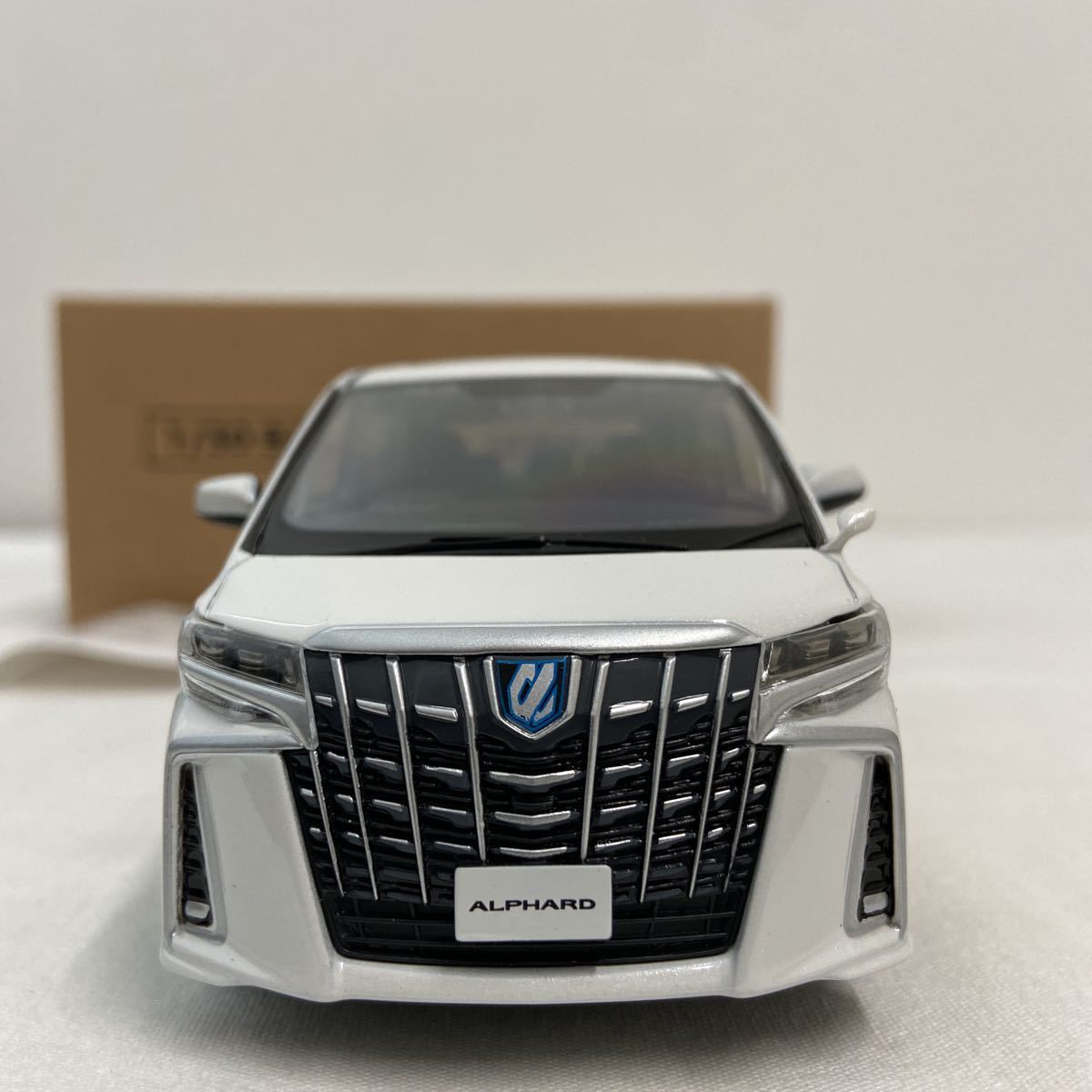 トヨタ・クラウン（200系）アスリート ミニカー 1/30非売品 ホワイト