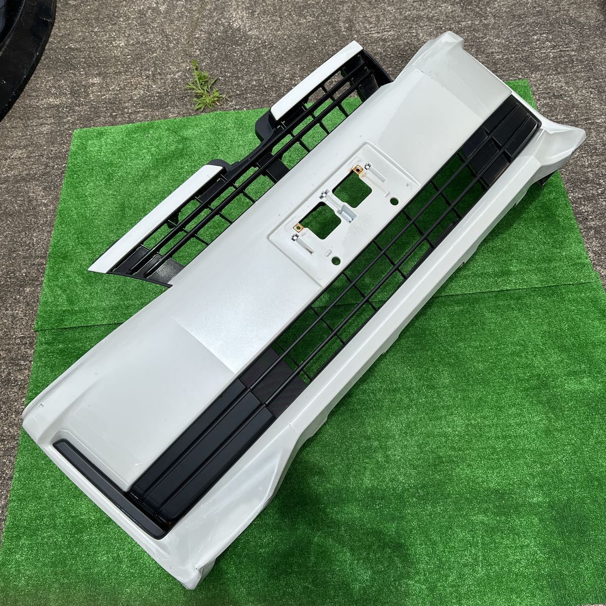 52、トヨタ ヴォクシー ZWR80G ZRR80G ZRR85G 純正 フロントバンパー