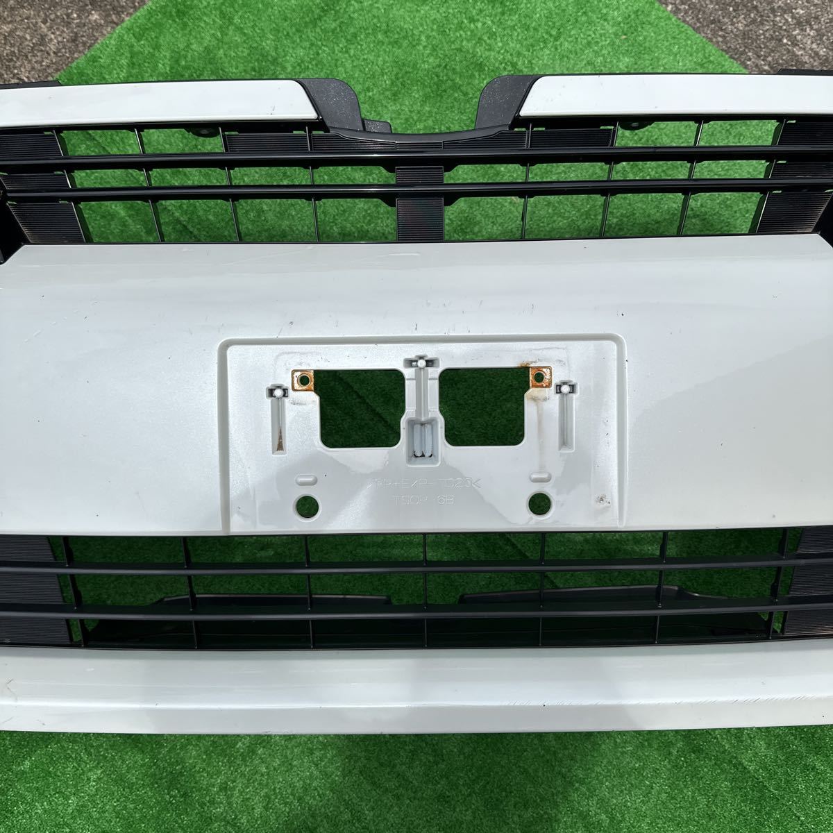 52、トヨタ ヴォクシー ZWR80G ZRR80G ZRR85G 純正 フロントバンパー