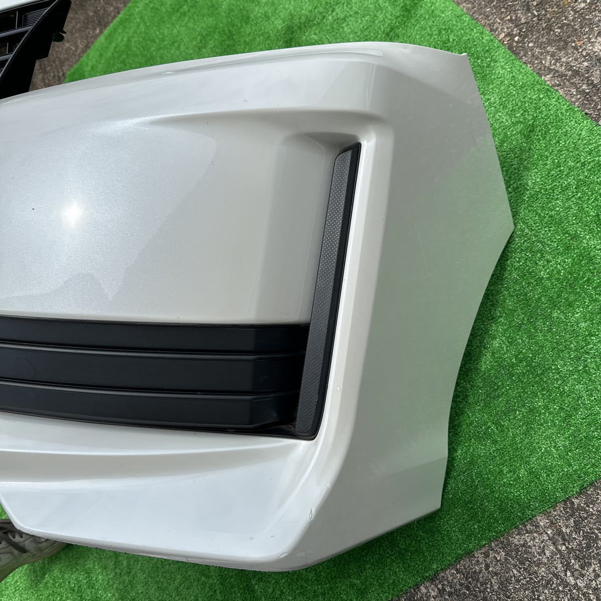52、トヨタ ヴォクシー ZWR80G ZRR80G ZRR85G 純正 フロントバンパー