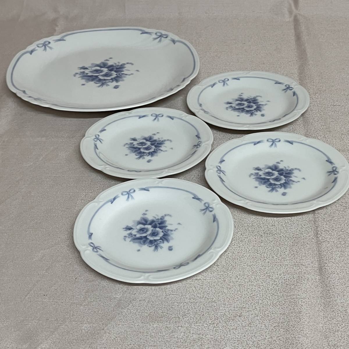 大倉陶園　OKURA　平皿　ブルーフラワーリボン　大皿1枚　小皿4枚　フレアプレートデザートプレート（3163）
