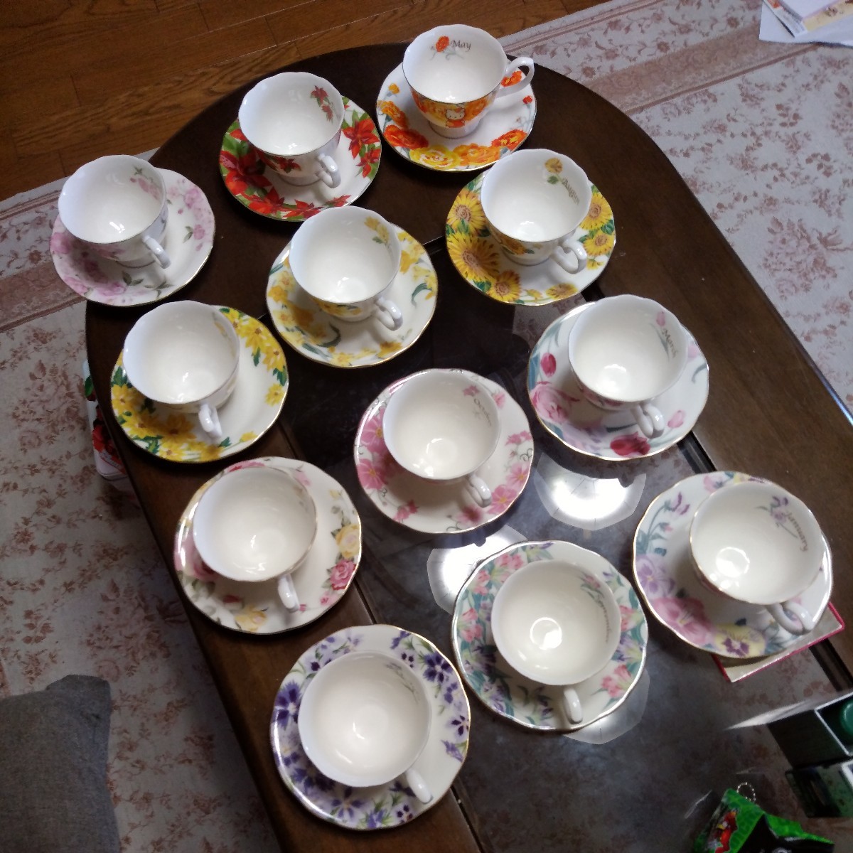 ★ハローキティ★ティーカップ★12セット！！新品未使用品売り切り！！★収容棚付き！！