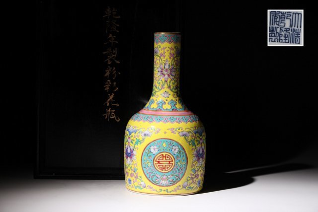 ☆寒椿☆大清乾隆年製 粉彩花瓶 花唐草文 高さ約22cm (検)花器 花入 唐
