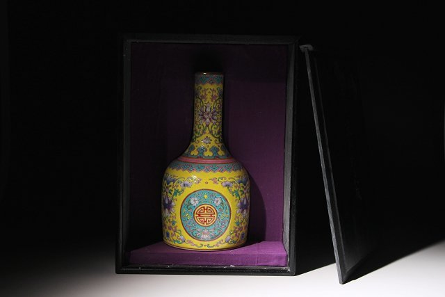 ☆寒椿☆大清乾隆年製 粉彩花瓶 花唐草文 高さ約22cm (検)花器 花入 唐