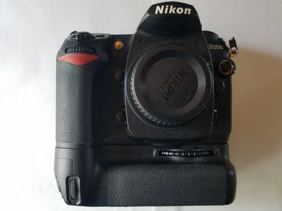 Nikon 一眼レフカメラ　D200 + マルチパワーバッテリーパック　MB-D200　