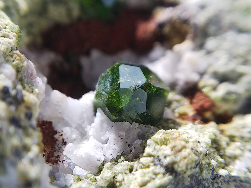 イラン産 デマントイドガーネット 翠柘榴石 灰鉄柘榴石 結晶 原石 標本