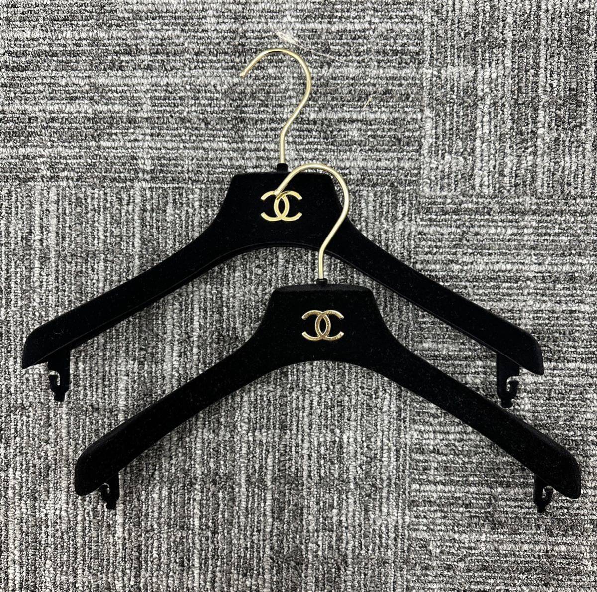 シャネル CHANEL ゴールド ロゴ ブラックハンガー　2本セット