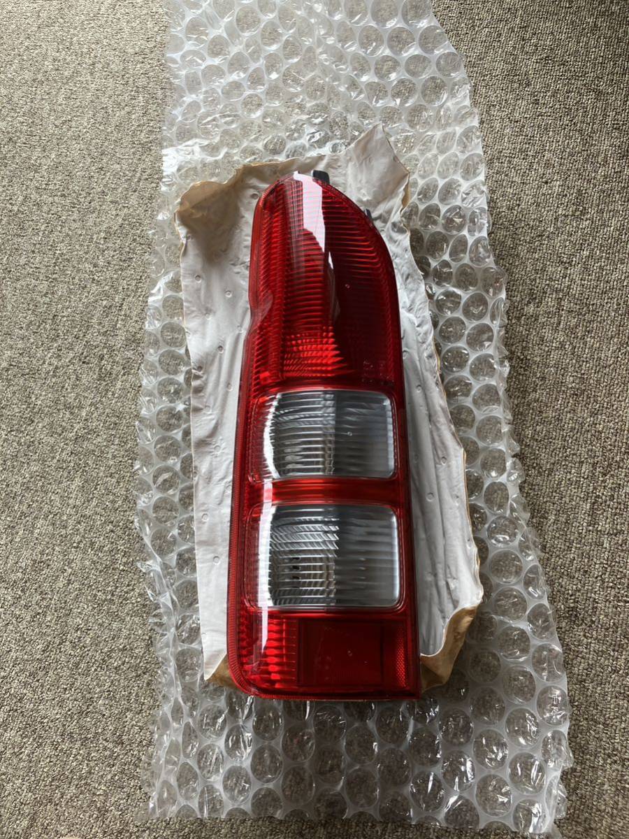 ★ 送料込未使用純正　200系ハイエース 左テールランプ 純正　レジアスエース　激安　★