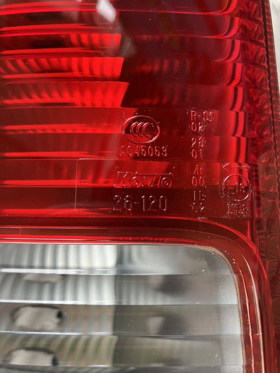 ★ 送料込未使用純正　200系ハイエース 左テールランプ 純正　レジアスエース　激安　★