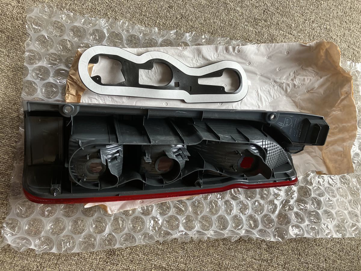 ★ 送料込未使用純正　200系ハイエース 左テールランプ 純正　レジアスエース　激安　★