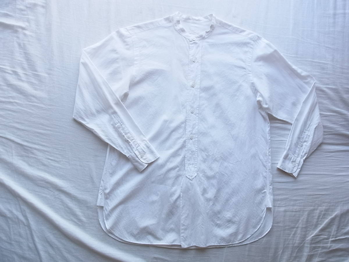 COMOLIのバンドカラーシャツ | RAGTAGバイヤーのファッション偏愛 | ブランド古着の通販 ユーズドセレクトショップ【RAGTAG  Online】 レア品 comoli コモリ バンドカラーシャツ 1サイズ