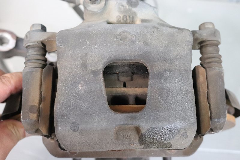 ローレル 25 メダリスト プレミア AT 後期(GC35 C35) 純正 フロント バフ ブレーキ キャリパー ブレーキ ローター ナックル 左右 p036135