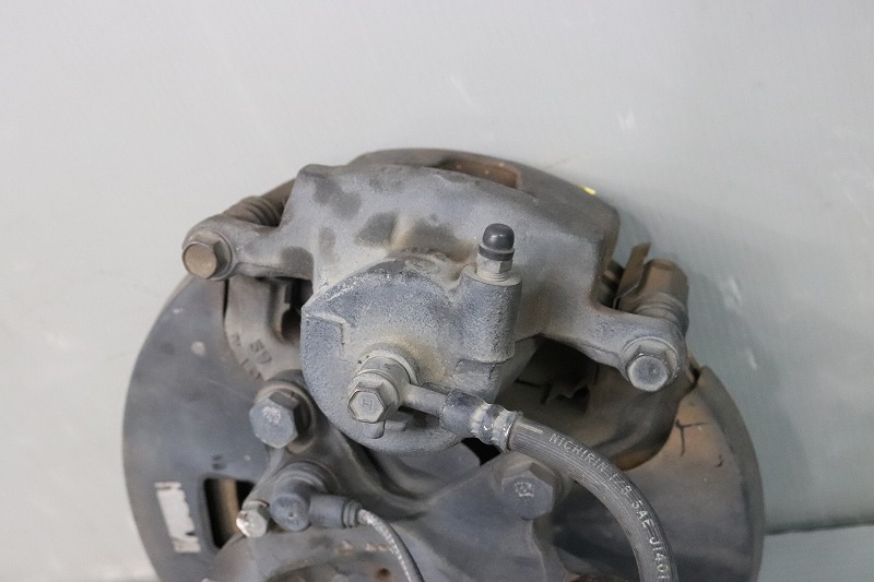 ローレル 25 メダリスト プレミア AT 後期(GC35 C35) 純正 フロント バフ ブレーキ キャリパー ブレーキ ローター ナックル 左右 p036135