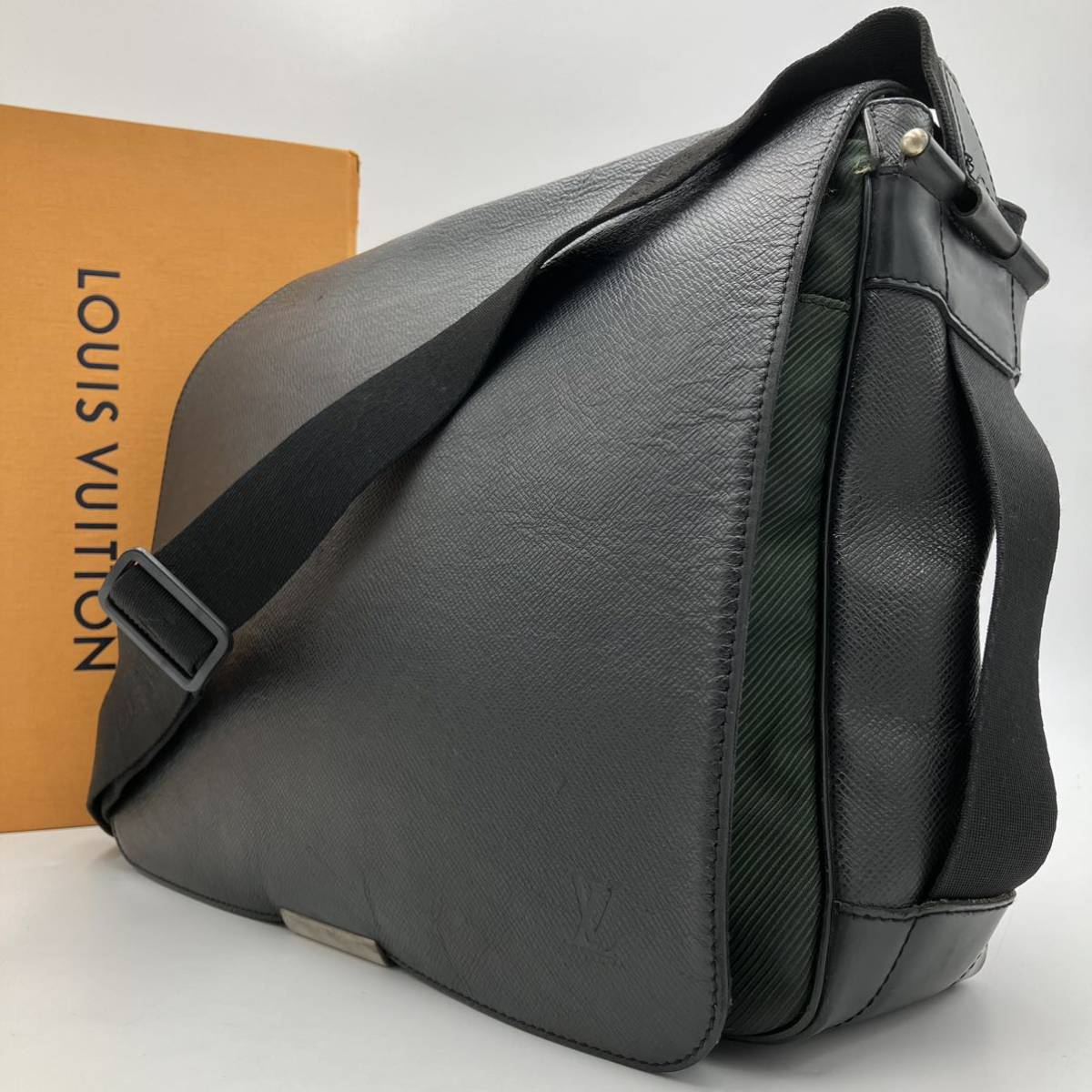 1円 LOUIS VUITTON ルイヴィトン タイガ ヴィクトール メッセンジャーバッグ ショルダーバッグ ブラック 黒 メンズ レザー