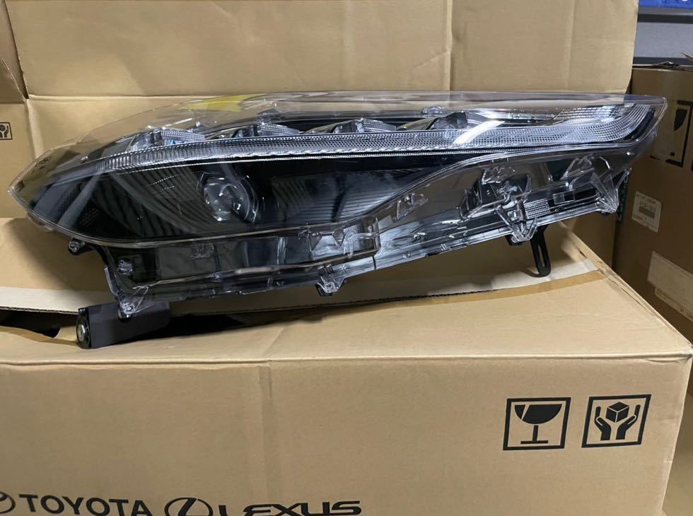 TOYOTA トヨタ カローラクロス ヘッドライト 右 運転席側 美品 格安