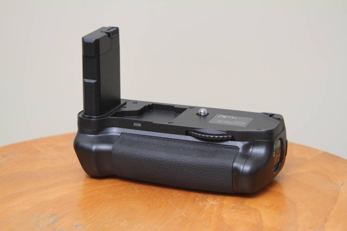 ◇Nikon ニコン DF用バッテリーグリップ BG-2P 非純正品 美品 Nikon BG-