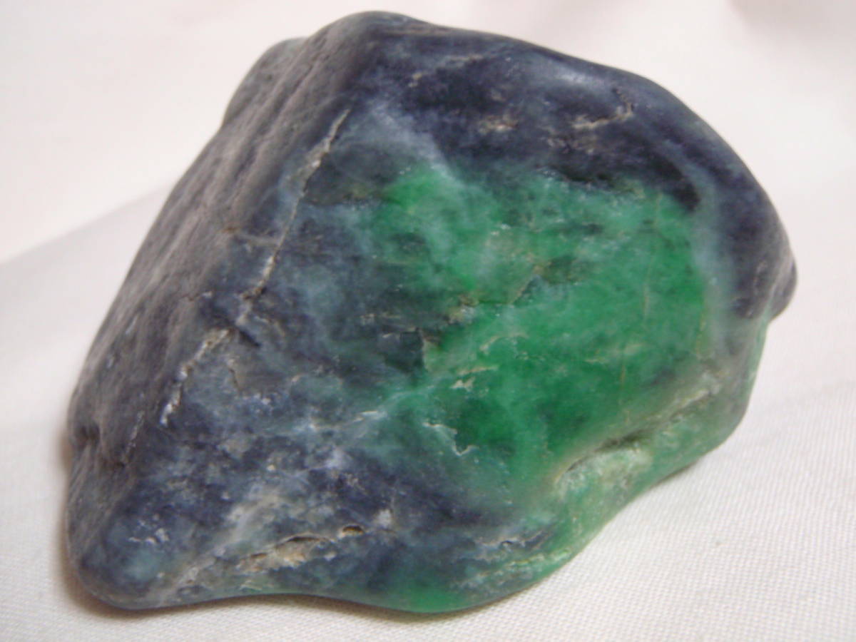 糸魚川　翡翠　黒　緑 糸魚川 翡翠 ヒスイ 565 黒緑 194g 原石 鉱物