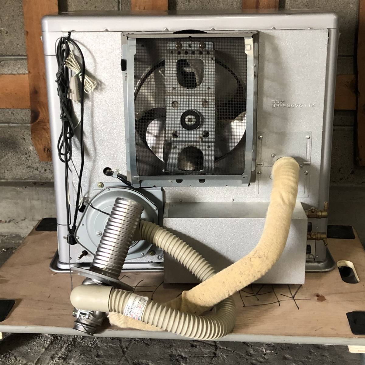 札幌発 店頭引取歓迎 コロナ 石油ストーブ UH-FSG7012K 密閉式 
