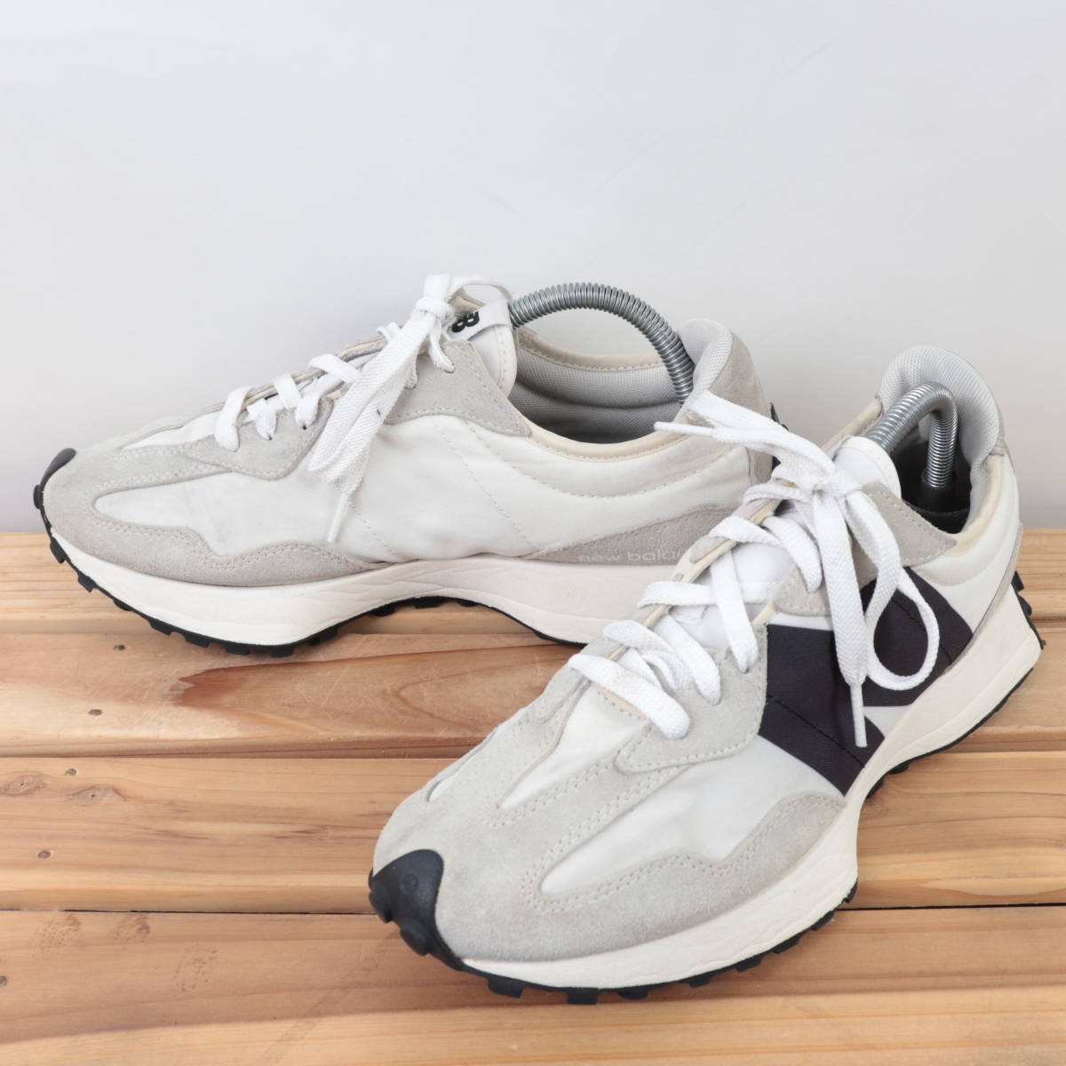 z6023【327】ニューバランス US8.5 26.5cm/ライトグレー 白 黒 newbalance メンズ スニーカー 中古