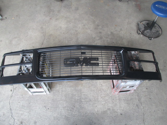 GMC ユーコンフロントグリル　中古ブラック　センターのエンブレム欠品