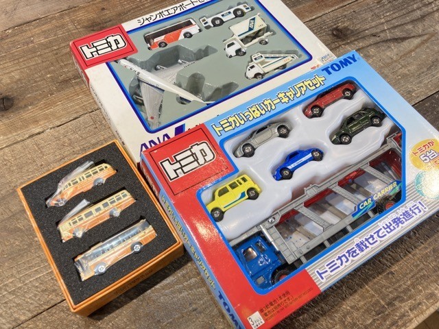 【本物保証，得価】 トミカ トミカいっぱいカーキャリアセット トミカギフト 他 まとめて/ジャンク まとめて取引 同梱不可 32-4607(乗用車)｜売買されたオークション情報、yahooの商品情報をアーカイブ公開 - オー 乗用車