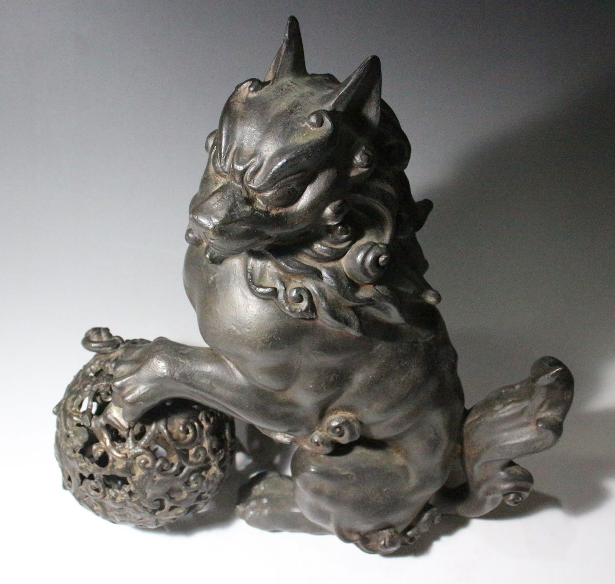 置物 玉乗り獅子 玉獅子 縁起物 金属工芸 鉄製 オブジェ 九谷焼 昭和 