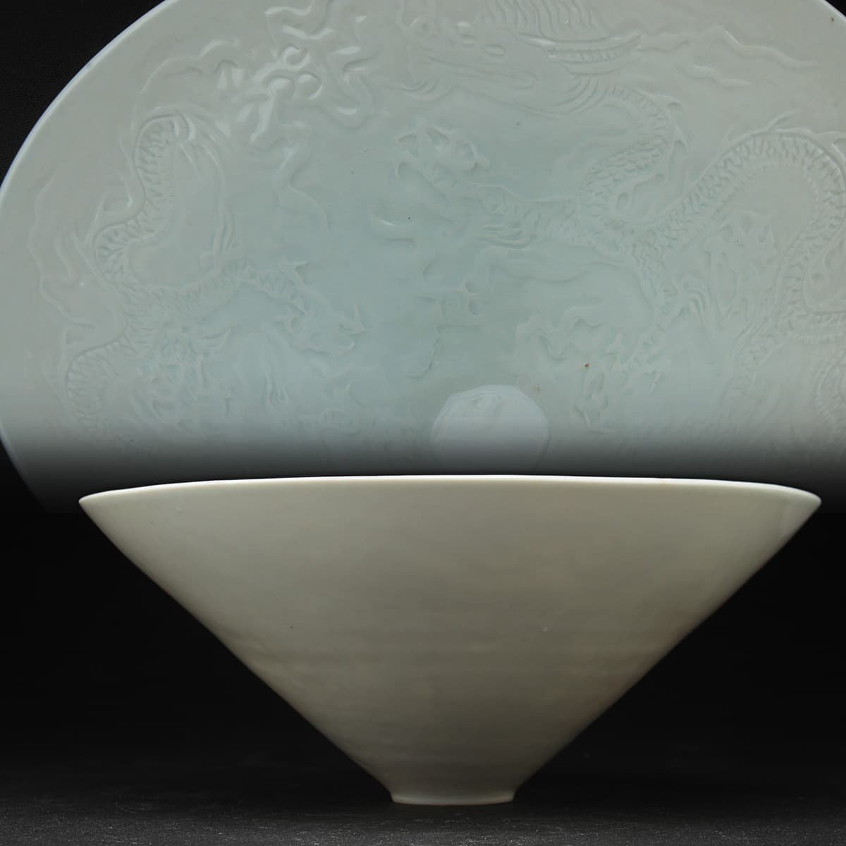 EM859 中国古美術 影青釉刻双龍紋斗笠碗 径22.3cm