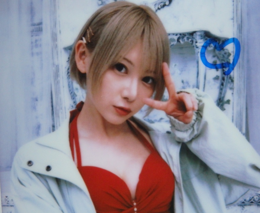 ヤングキング 2023年 16号 篠崎こころ 直筆サイン入りチェキ 赤ビキニ