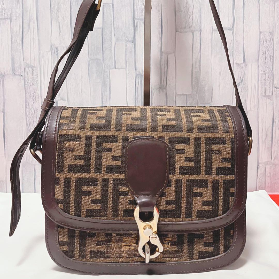 FENDI フェンディ ショルダーバッグ ズッカ柄 フラップ クロスボディ