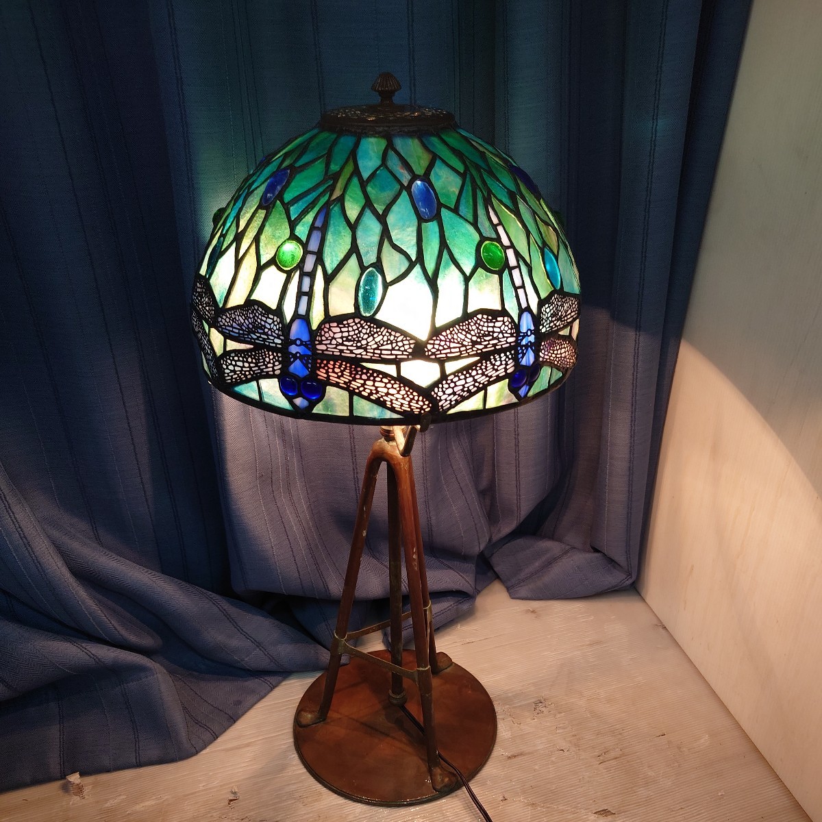 アンティーク調　ガラスランプ　トンボ　検)ティファニーランプ　レトロ　ナイトランプ　店舗什器　照明 卓上ランプ 工芸品 おしゃれ照明