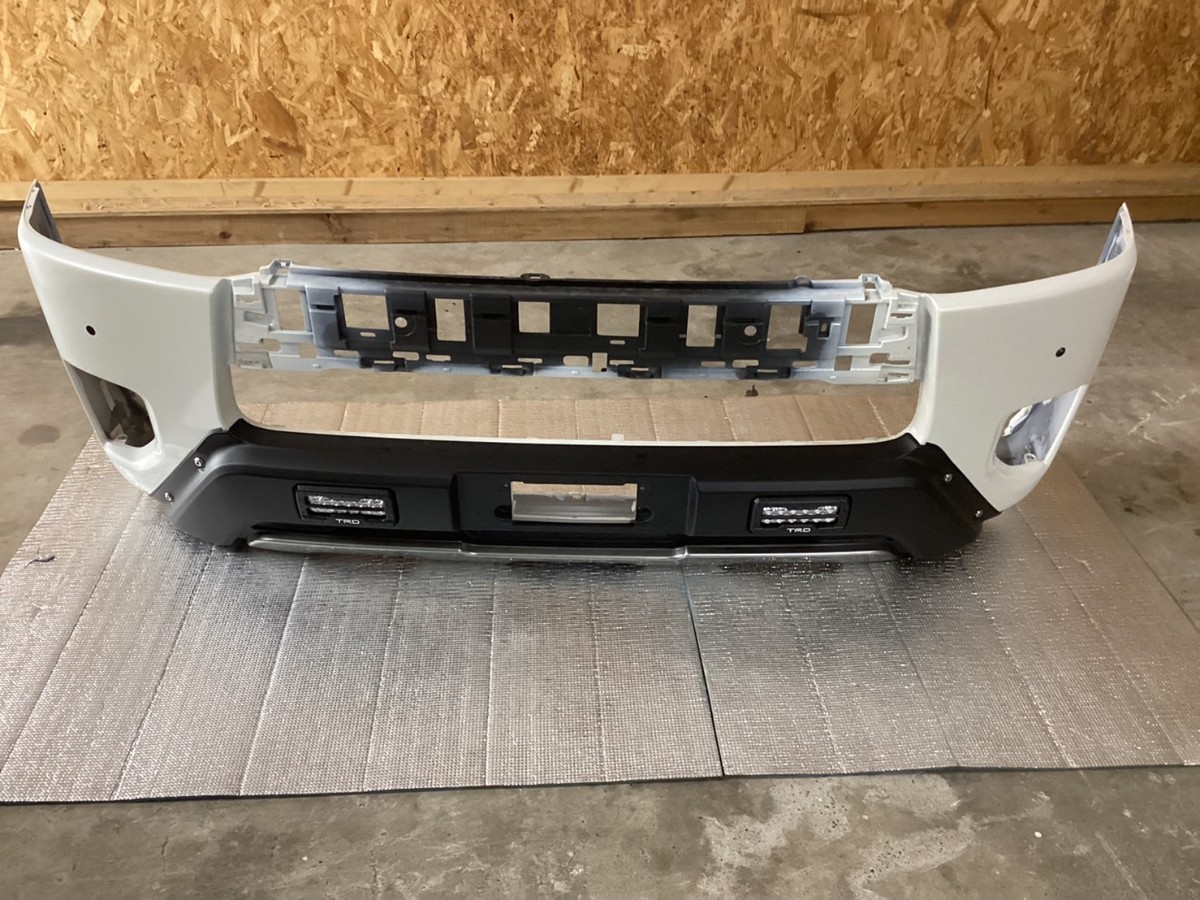トヨタ　ハイエース２００系　TRDスポイラー付きフロントバンパー　　　　引き取り希望　商品説明を見てからの入札をお願いします。
