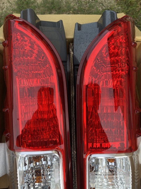 200系 ハイエース 純正 テールランプ 左右セット 中古 美品 即決
