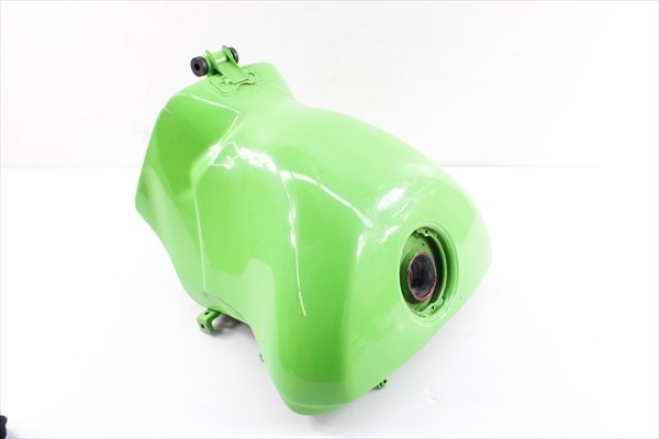 ZX-6R[16ガソリンタンク　※外観に大きな損傷はありません　内部見える範囲にサビはありません]｝G